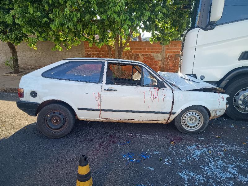 Motorista colide intencionalmente contra caminhão parado