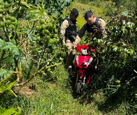 Motociclista e passageira ficam feridos em acidente