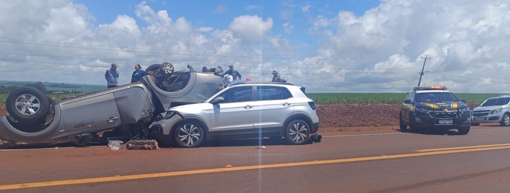 Capotamento provoca colisão e deixa três feridos na PR-239