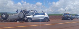 Capotamento provoca colisão e deixa três feridos na PR-239