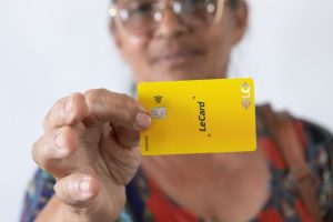 Governo começa entrega do Cartão Reconstrução