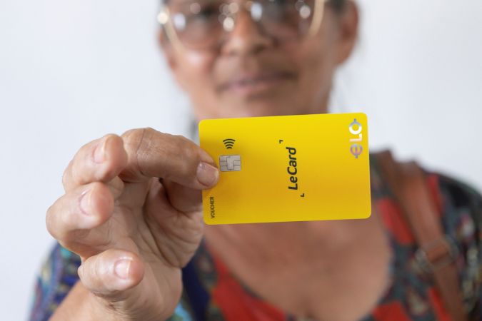 Governo começa entrega do Cartão Reconstrução