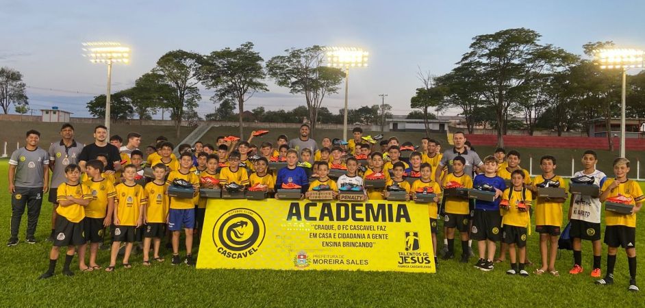 “Talentos de Jesus” entrega chuteiras e fortalece inclusão social