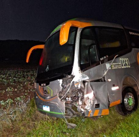 Colisão frontal na PR-180 deixa condutor de caminhonete ferido