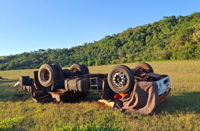 Condutor morre em tombamento de caminhão na PR-573