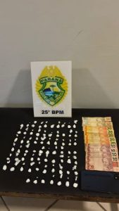 PM flagra tráfico de drogas e apreende 68 porções de cocaína