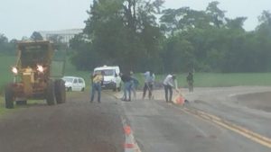 Van capota após chuva de granizo na PR-182