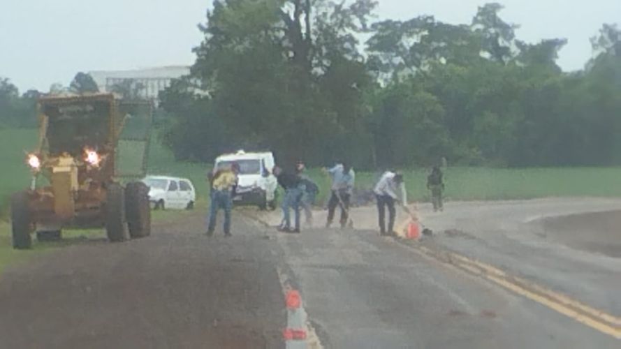 Van capota após chuva de granizo na PR-182