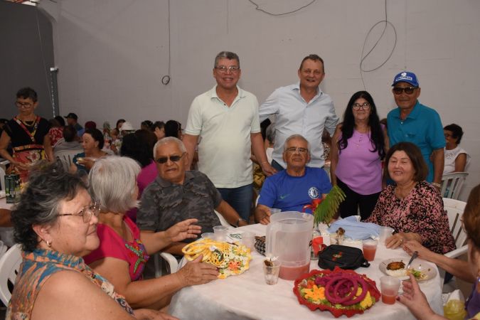 Almoço reúne 300 idosos em confraternização em Goioerê