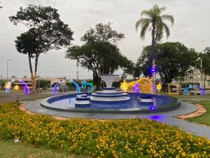 Goioerê acende luzes de Natal e prepara chegada do Papai Noel