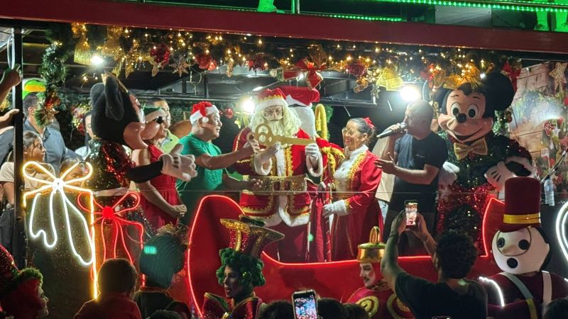 Magia e emoção marcam chegada do Papai Noel em Quarto Centenário