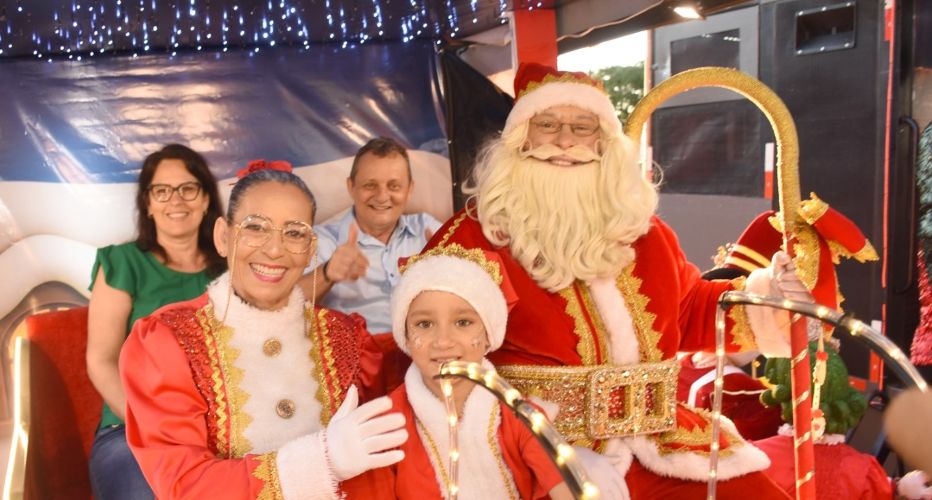 Chegada do Papai Noel encanta milhares em Goioerê