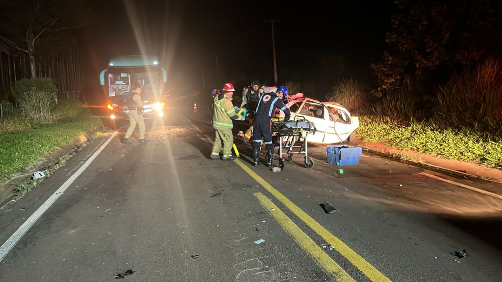 Tragédia: colisão entre ônibus e carro deixa seis mortos na PR 490