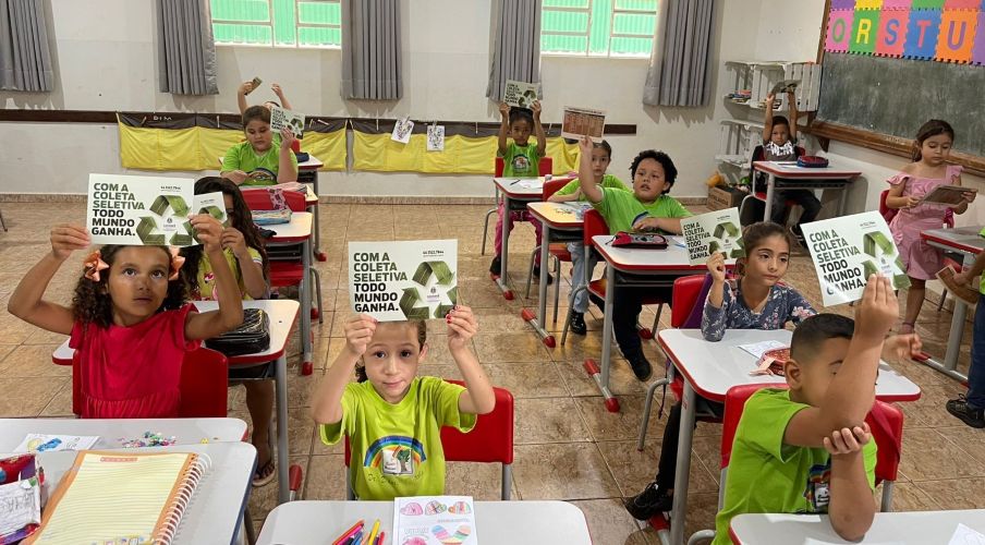 Prefeitura de Goioerê distribui panfletos sobre coleta seletiva nas escolas municipais