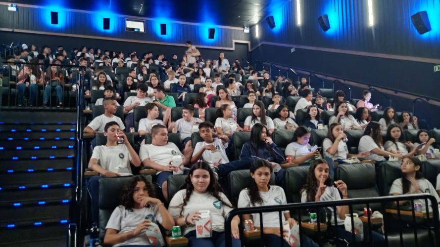 Escola Estadual Cívico-Militar Ribeiro de Campos promove tarde de cinema para seus alunos