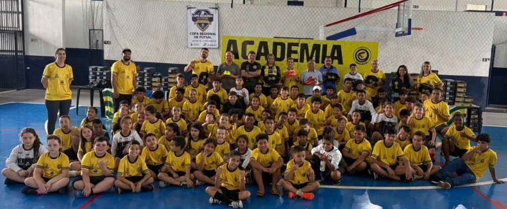 Quarto Centenário entrega materiais esportivos a jovens do projeto Talentos de Jesus