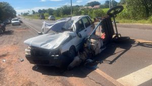 Acidente entre carro e carroça deixa três feridos
