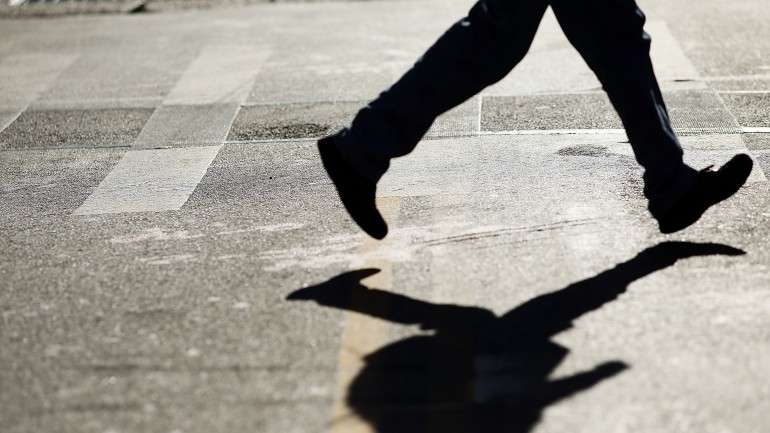 Criança de 2 anos é atropelada; condutor sem CNH é encaminhado à Delegacia