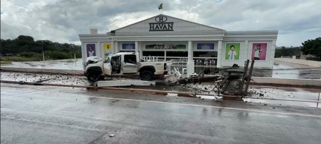 Acidente – Caminhonete arranca poste e deixa mulher ferida