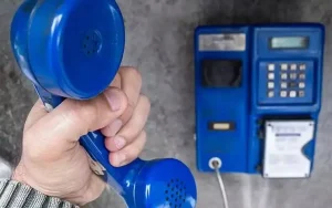 Orelhões serão extintos no Brasil até 2028