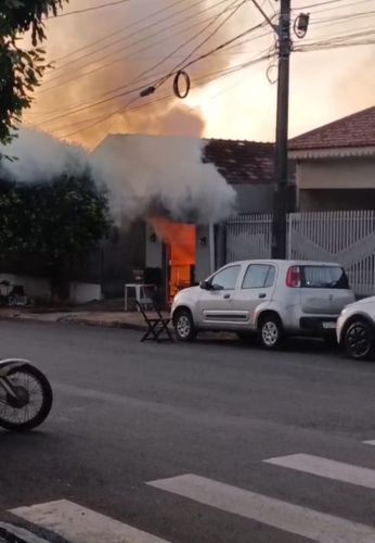 Pizzaria sofre grandes danos em incêndio
