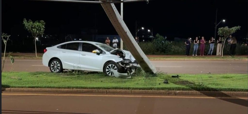 Colisões provocam 3,6 mil trocas de postes no Paraná em 2025