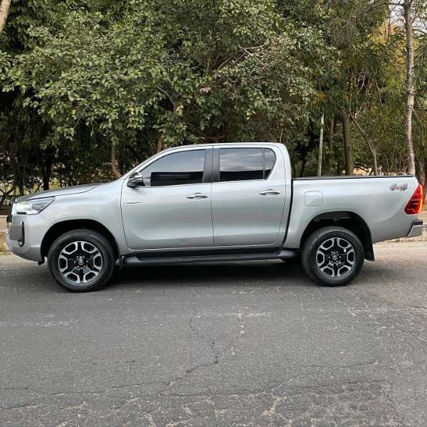 Duas Toyota Hilux iguais são furtadas na mesma madrugada