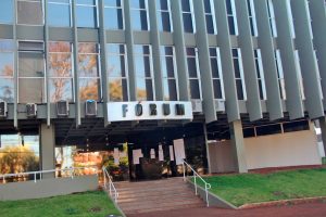 Mulher é presa por coação e desacato no Fórum de Campo Mourão