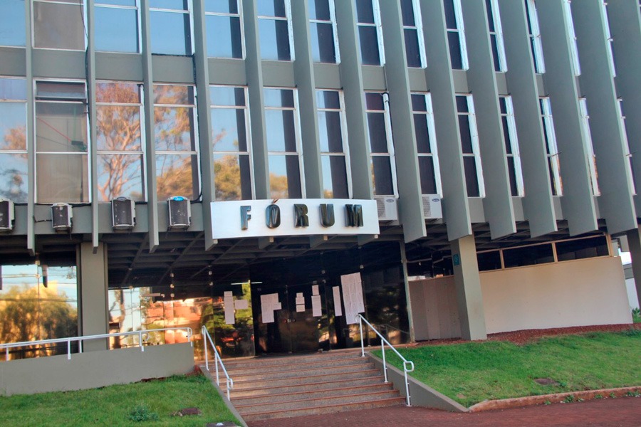 Mulher é presa por coação e desacato no Fórum de Campo Mourão