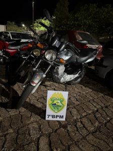 PM apreende moto e detém condutor após fuga em Goioerê