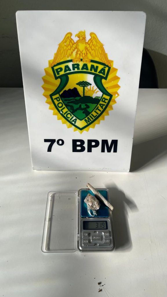 Jovens são abordados com maconha e moto é recolhida