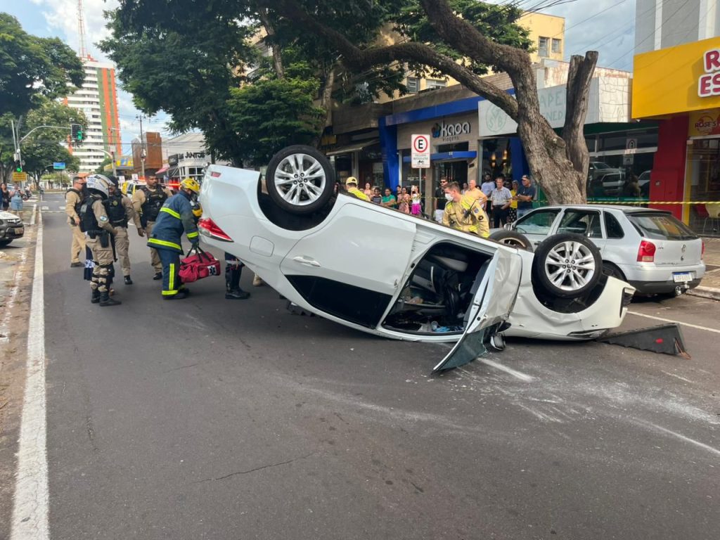 Idoso de 97 anos fica ferido após capotamento
