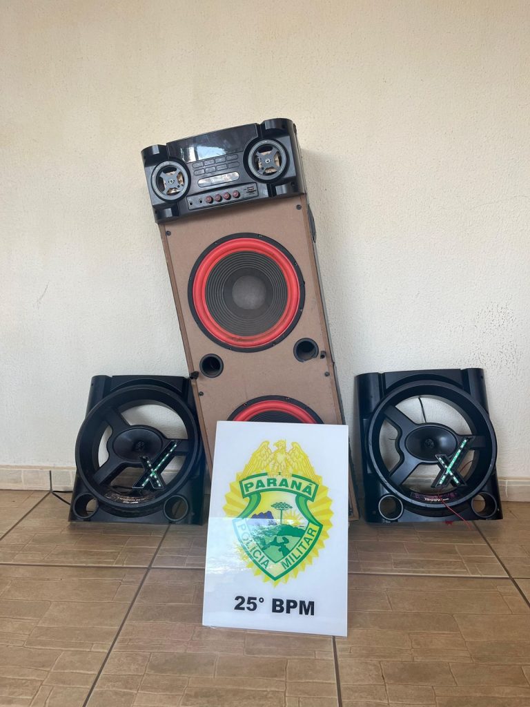 Polícia detém cinco pessoas e um fica ferido após apreensão de som alto