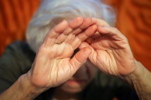 Neto invade casa da avó, ameaça colocar fogo e é preso