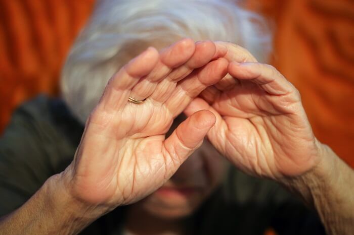 Neto invade casa da avó, ameaça colocar fogo e é preso