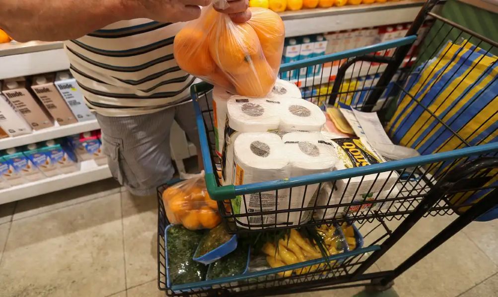 Prévia da inflação desacelera para 0,44% em março, mas alimentos ainda pesam