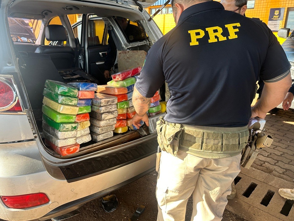 Mãe e filho são presos pela PRF com 70 kg de drogas em Ubiratã