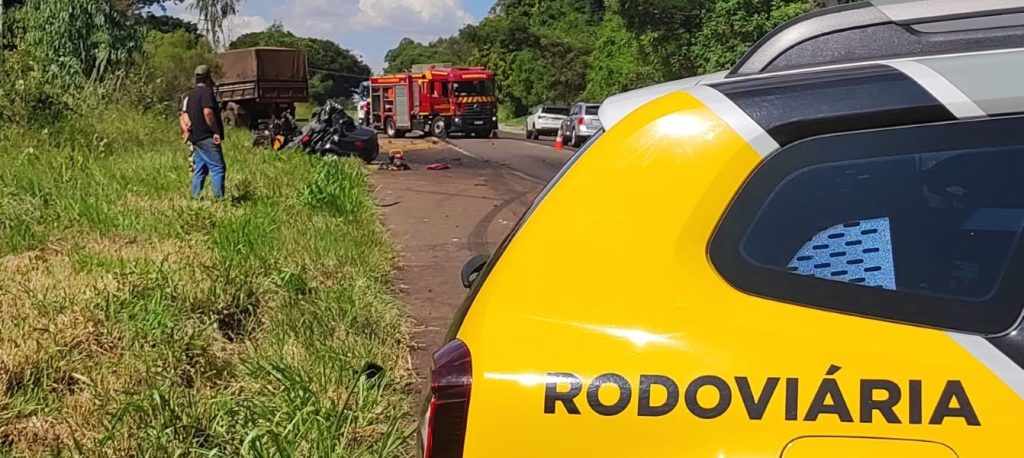 Ultrapassagem proibida causa morte de duas pessoas em colisão frontal na PR-323