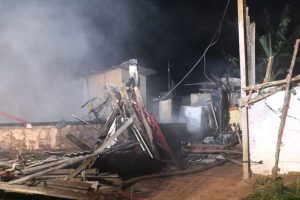 Cigarro aceso causa incêndio e mata casal carbonizado