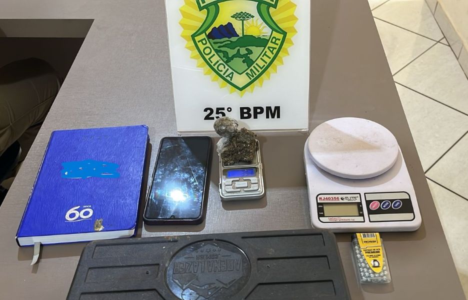 Polícia cumpre mandado e prende homem após ele próprio indicar drogas