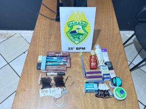 Polícia prende mulher por furtos em farmácia e loja