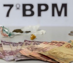 Homem é preso com crack, maconha e dinheiro em bar de Goioerê