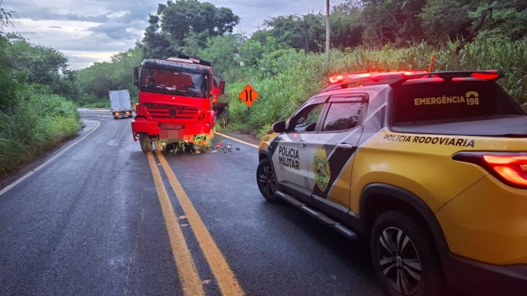 Caminhão com 34 mil litros de etanol bate em defensa e interdita PR-340