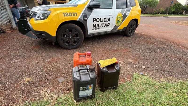 Vereador flagra funcionário público com galões de combustível da prefeitura