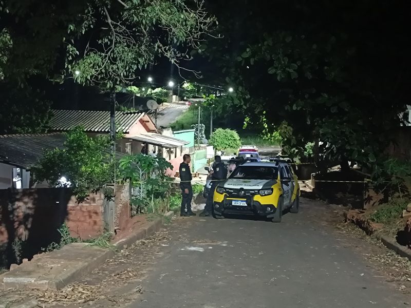 Homem invade casa, mata ex-companheira a tiros e foge