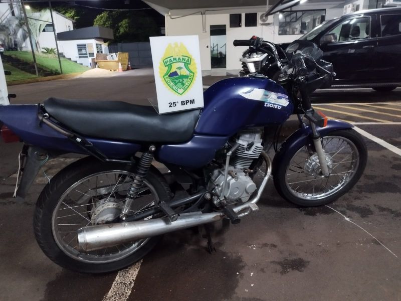Polícia recupera moto furtada estacionada em praça