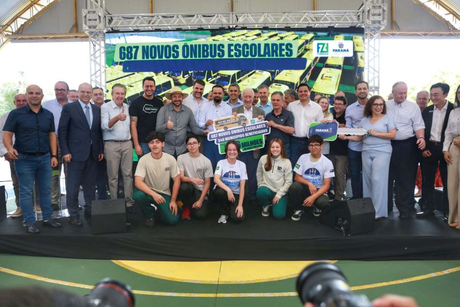 Estado entrega 687 ônibus escolares e Goioerê recebe dois micro-ônibus