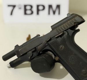 PM e PC prendem motorista embriagado com pistola .380 no Jardim Curitiba