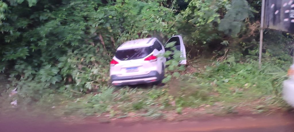 Van da saúde se envolve em acidente com caminhão e carro na BR-369