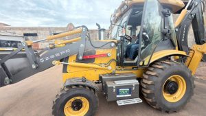 Quarto Centenário recebe retroescavadeira zero quilômetro
